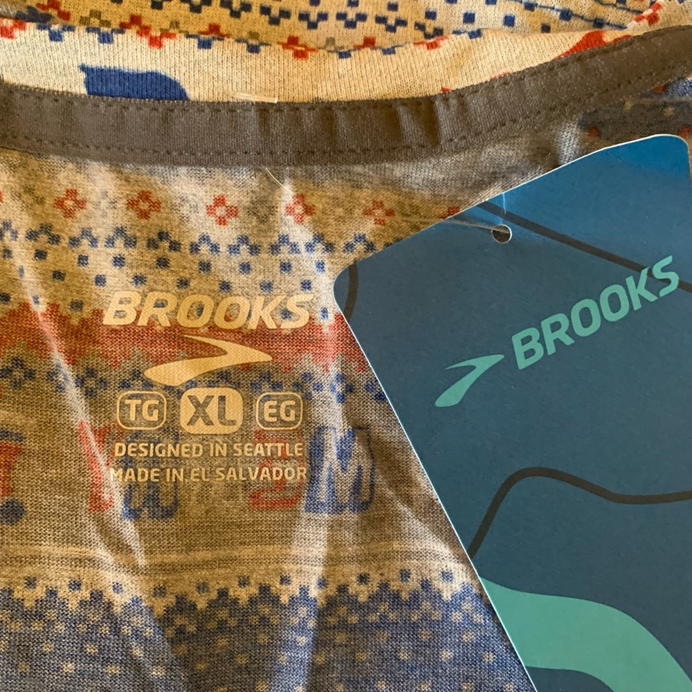 Brooks Run Merry Festive Blue and Gray Holiday Running Top NWT Size XL - Picture 5 of 6